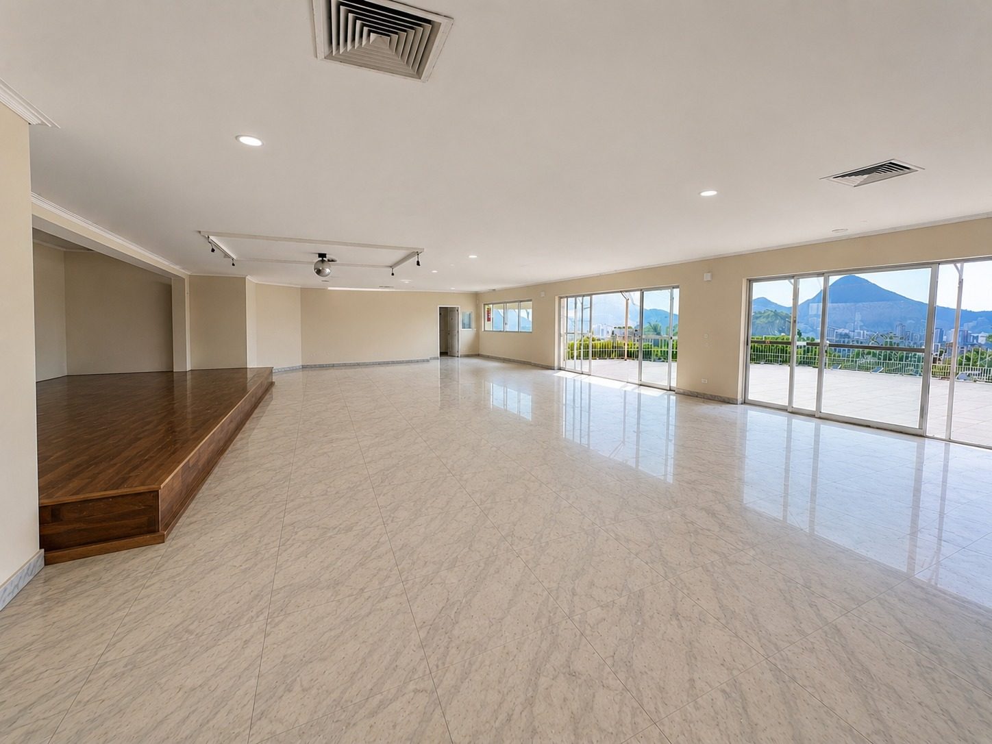 Salão do ALTO com piso em mármore e amplos janelões abertos para a vista do Rio de Janeiro